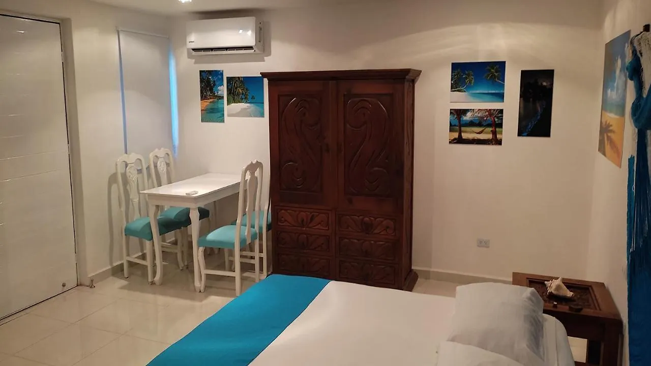 Cancun Caribbean Turquoise With Access To The Beach Mexiko